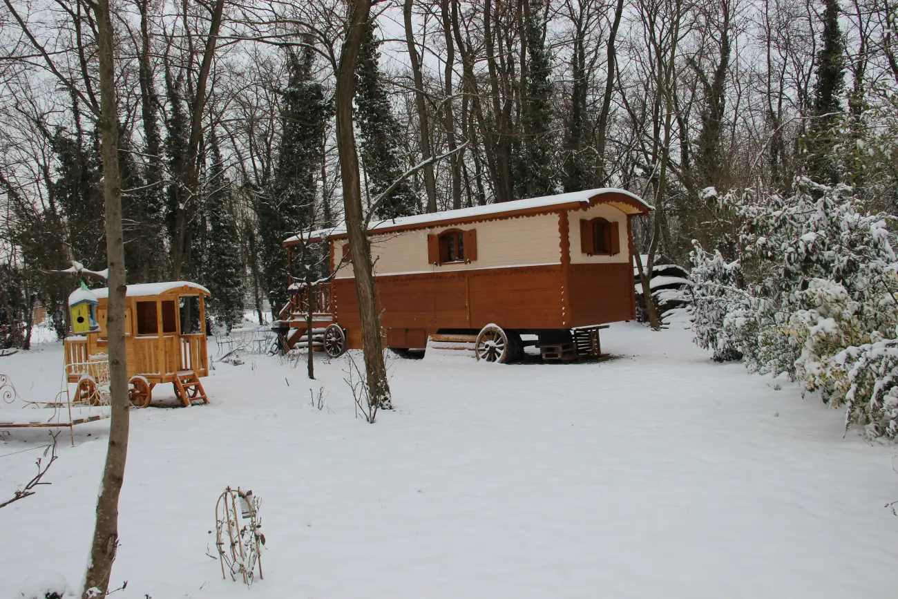 Die Roulotte und der Garten vollständig im Schnee